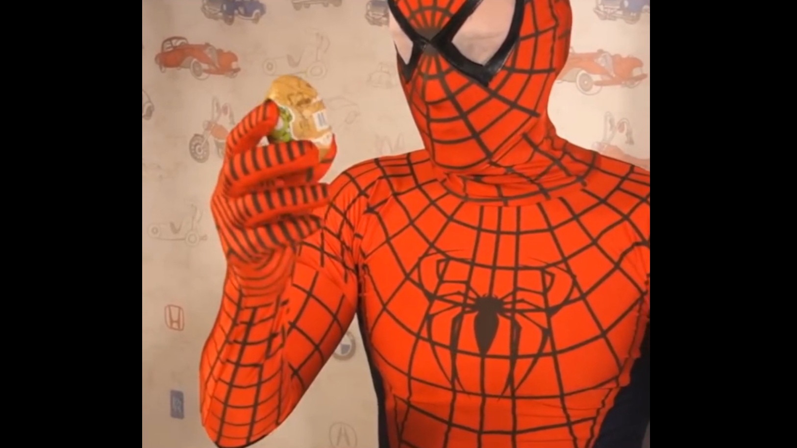 Ам Ням из Киндер Сюрпризов. Человек Паук открывает киндеры. #shorts #киндер смотреть онлайн