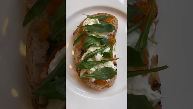 Вкусный завтрак за 5 минут! Тост + хурма + страчателла + руккола + креветка = ? Приятного аппетита! смотреть онлайн