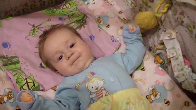 Кристине 2 месяца. Она играет с цыпленком, гулит и улыбается маме смотреть онлайн