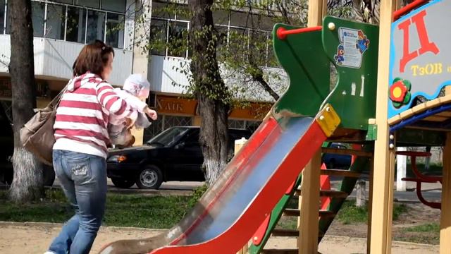 Николь с бабушками на горке (1 год и 7 месяцев) смотреть онлайн