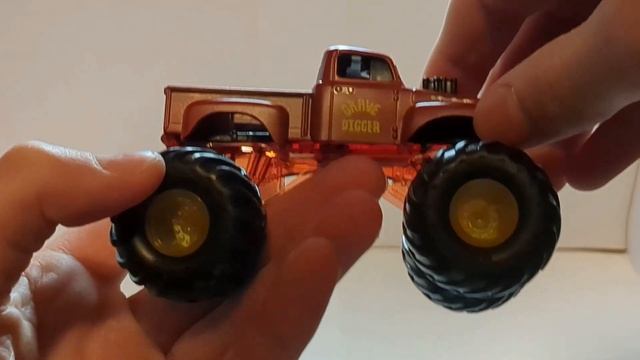 Monster Jam Reveal the Steel Red Primer Grave Digger vs. Grave Digger the Legend Unboxing and Revie смотреть онлайн