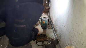 Стык чугуна и пластика в канализации.