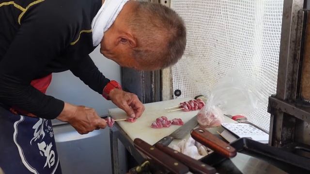 Шашлыки из курицы на гриле, уличная еда в Японии смотреть онлайн