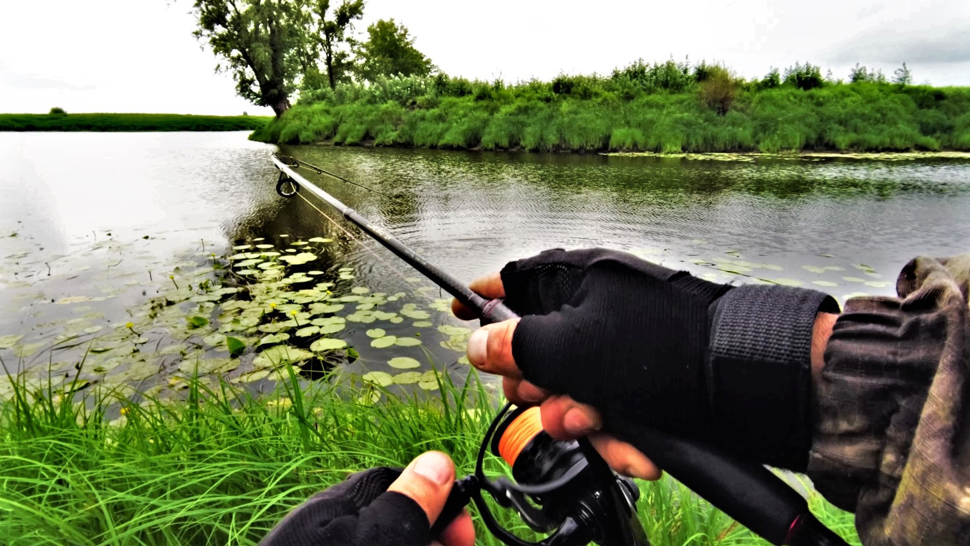 РЫБОЛОВНОЕ ПРИКЛЮЧЕНИЕ ловля щуки и окуня спиннингом на воблер, тейл-спиннер, отводной поводок смотреть онлайн