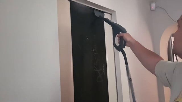 Почистил стеклянную дверь Пароочистителем KT-917 смотреть онлайн