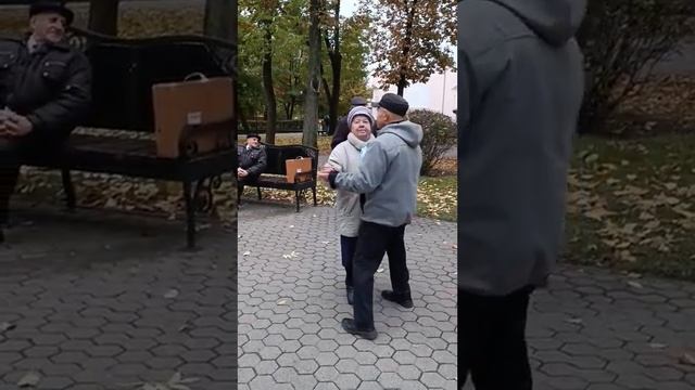 Танцы под гармонь в парке Гомеля. 22.10.2023. смотреть онлайн