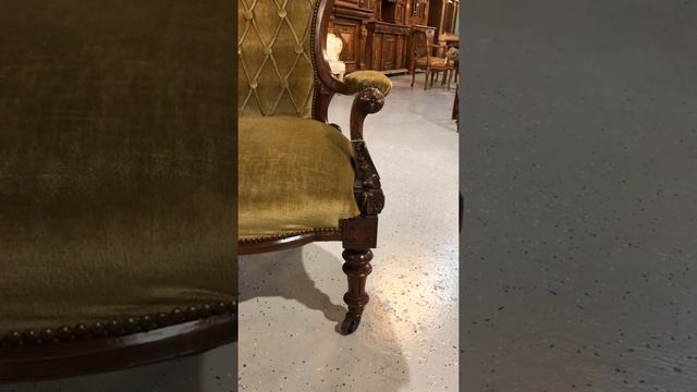 Старинное кресло с подлокотниками и бархатной обивкой смотреть онлайн