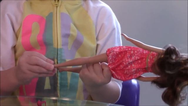 Наташа открывает подарок Барби в магазине Natasha opens the gift Barbie in the store смотреть онлайн