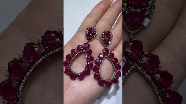 Распродажа! Серебро 925Размеры; 70/35 мм. Рубин 8/8 мм.,Рубин 61.82 карат.,бриллиантов 2.18 карат. смотреть онлайн