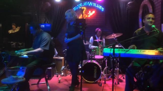 Kris Nicholson loves to jam with the band using Ravenscroft 275 iPad app смотреть онлайн