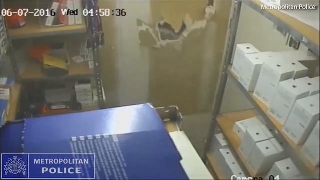 Gang of 10 moped raiders behind £1m London crime смотреть онлайн