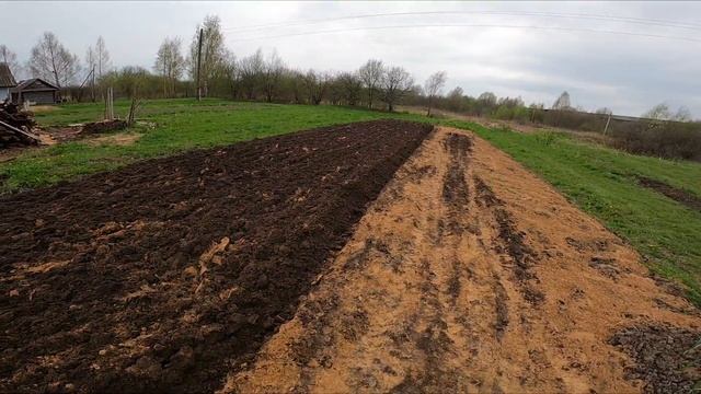 Пашу огород на мотоблоке НЕВА на 16 колесах . Мотоблок пашет сам. смотреть онлайн