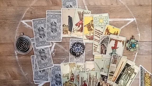 Любовь и деньги в 2021 году по месяцам! Расклад Таро на 3 варианта в 3х частях смотреть онлайн
