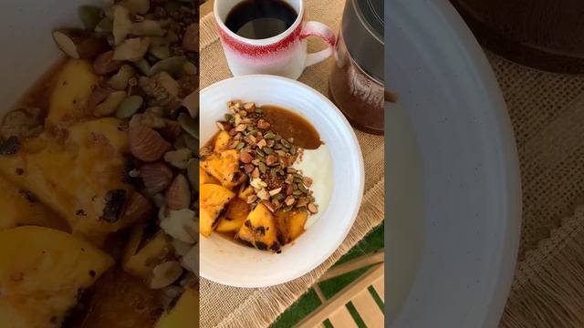 Завтрак! Греческий йогурт, криспи киноа с орешками, семечками, корицей и карамелизированный нектари смотреть онлайн