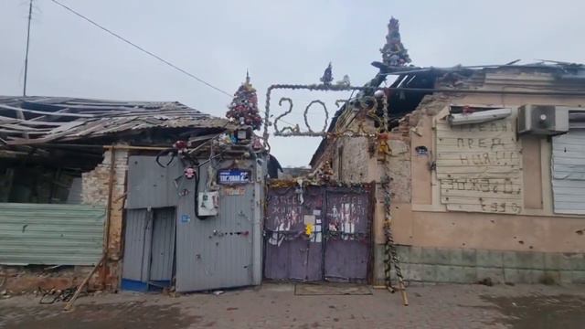 Мариуполь. Несмотря ни на что — в городе жизнь и Новый год. смотреть онлайн