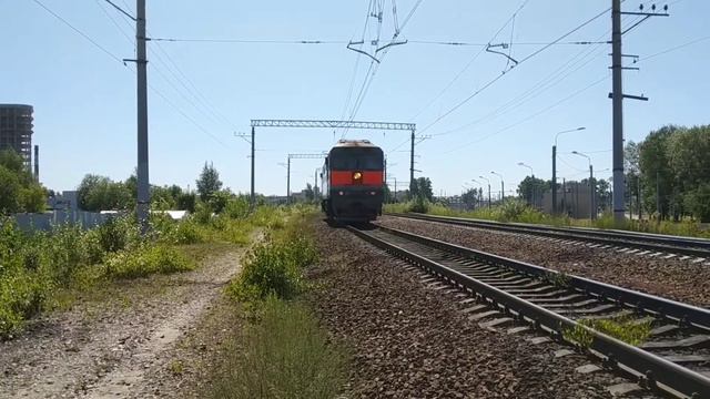 Пискнул. Тепловоз (Тапок) ТЭП70-0361 следует резервом рядом со станцией Дача Долгорукова смотреть онлайн
