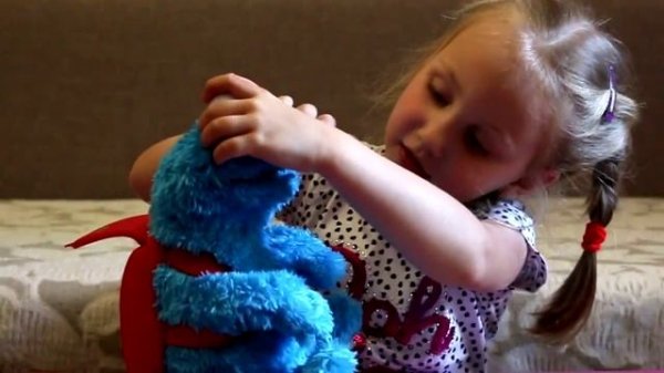 Играем с Куки Монстром, кормим его печеньками Playing with Cookie Monster