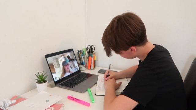 OČEKÁVÁNÍ VS. REALITA ONLINE SCHOOL - SKETCH : ft Áňa a Klára + bloopers ? | tadeas смотреть онлайн