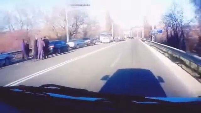 Российский Тигр врезался в троллейбус Russian Tiger crashe смотреть онлайн