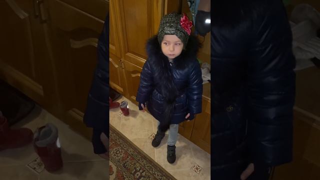 Девочка не хочет надевать шапку. Часть 1❄️ смотреть онлайн