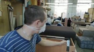 Работа обивщика на производстве мягкой мебели.