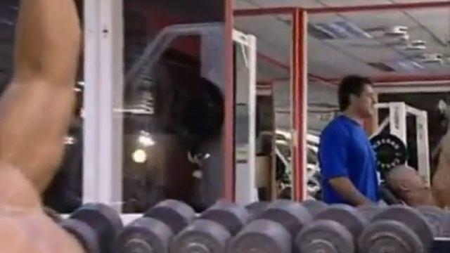 Сведение разведение рук с гантелями на наклонной скамье смотреть онлайн