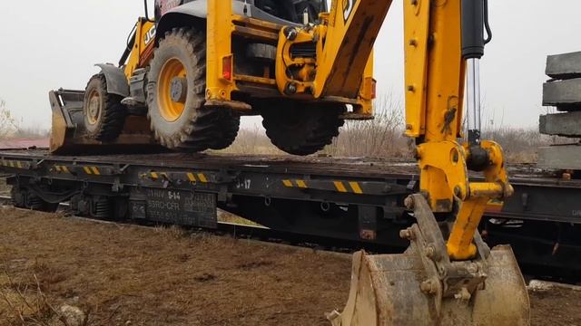 JCB 3CX | Climbing Onto Railway Platform? смотреть онлайн