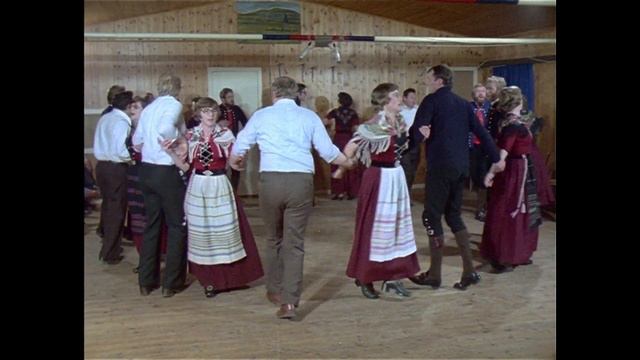 Dansur á Sandi: Gamla keta, Mallebro смотреть онлайн