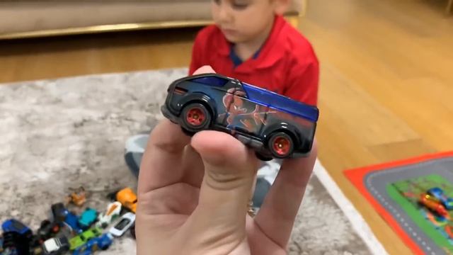 Yusuf Sihirli Değnekle Kamyonunu Hotwheels Arabalara Dönüştürdü?? Yüzlerce Arabası Oldu??