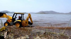 Игрушки катаются по мелководью