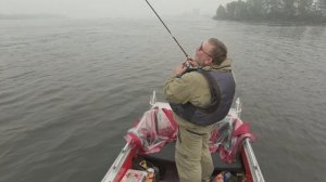 Рыбалка на Енисее на спиннинг с лодки. Хариус на каждом забросе! Щука!