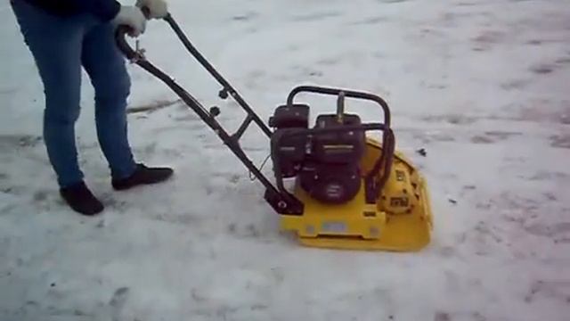 Виброплита бензиновая TSS VP-80. Демонстрация работы. смотреть онлайн