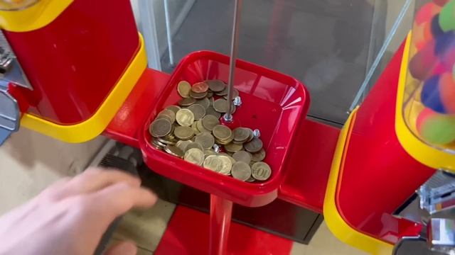 Поставил два аппарата с жвачкой. Какой принесет больше? смотреть онлайн