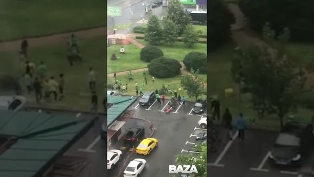 Курьеры Яндекс и Деливери устроили драку. смотреть онлайн