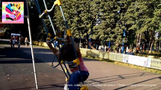 Комсомольский Парк. На детской площадке. | Komsomol Park . At the playground. смотреть онлайн