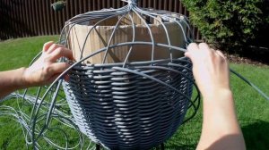 Rattan basket weaving. Плетение бескаркасной корзины из ротанга.