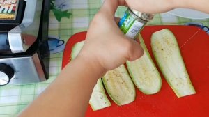 Обзор гриля от GFGril GF-180. Куриная грудка и кабачки на гриле, цыганка готовит.