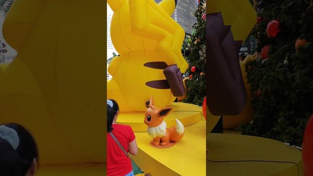 Покемон Пикачу на новогодней елке в Бангкоке смотреть онлайн