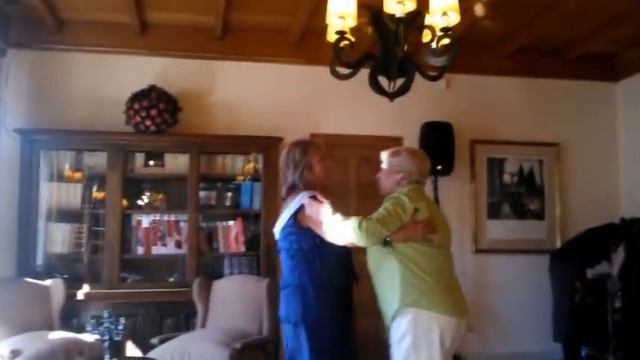 Old people walking and dancing. How they are move? смотреть онлайн