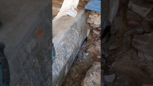 Сбивает излишки бетона на фундаменте