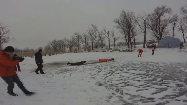 Как спасти провалившегося под лед человека? смотреть онлайн
