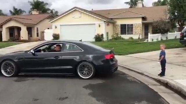 Папа, оригинальным способом, вырвал зуб сыну Видео смотреть онлайн