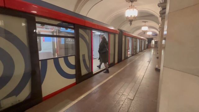 Электропоезд 81-775/776/777 «Москва-2020» на станции «Комсомольская» смотреть онлайн