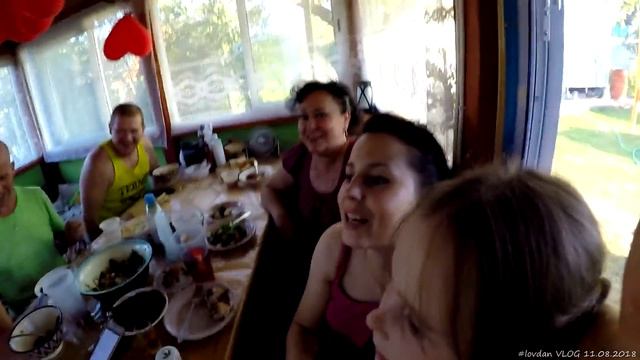 КАК НА ДАЧЕ ОТДЫХАЕТСЯ ЛЕТОМ. Баня. Шурпа. Песни, пляски Люба и Дан Life VLOG 11.08.2018 смотреть онлайн