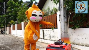 Милан и Папа играют в спасателей на красной машинке. Манкиту