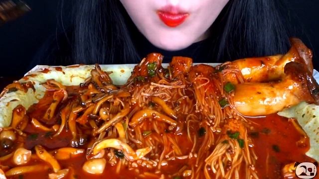 ASMR SPICY ENOKI MUSHROOM, SPICY MARA MUSHROOMS/매운 불닭 마라 팽이버섯, 새송이 버섯, 만가닥 버섯 먹방 MUKBANG/jamur enok смотреть онлайн