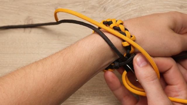 Elegant Floral Patterned Paracord Bracelet смотреть онлайн