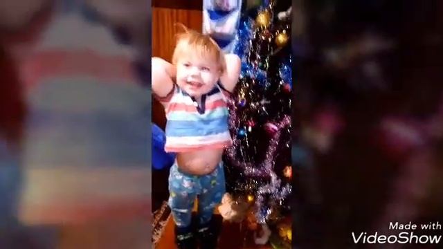 Вот какая наша ёлочка ?,Даша с Ксюшей наряжают а Маша стих расказвает как умеет))) смотреть онлайн