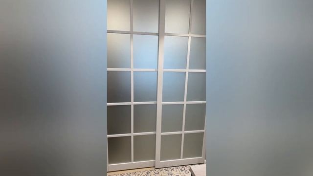 Крошечная квартира-студия 25м2. Зонируем пространство раздвижной перегородкой Riera. смотреть онлайн