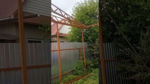 гараж из профтрубы своими руками. в одно жало. с разными длинными стен.